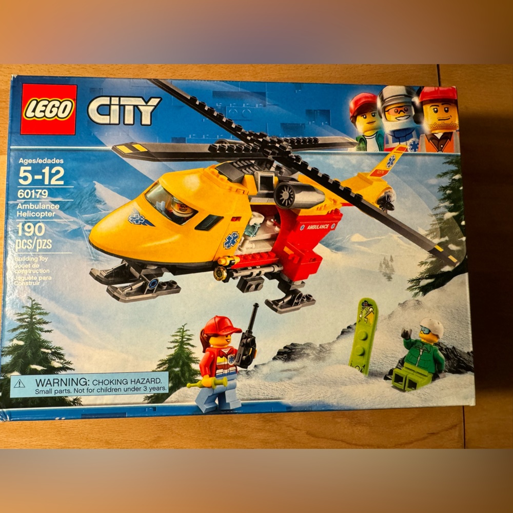 Rare Retired Lego City 60179 - Ambulance / Helicopter